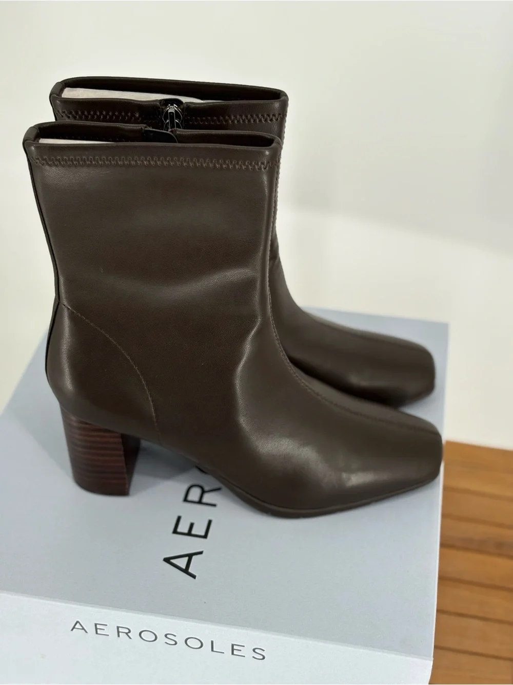 AEROSOLES sleek square